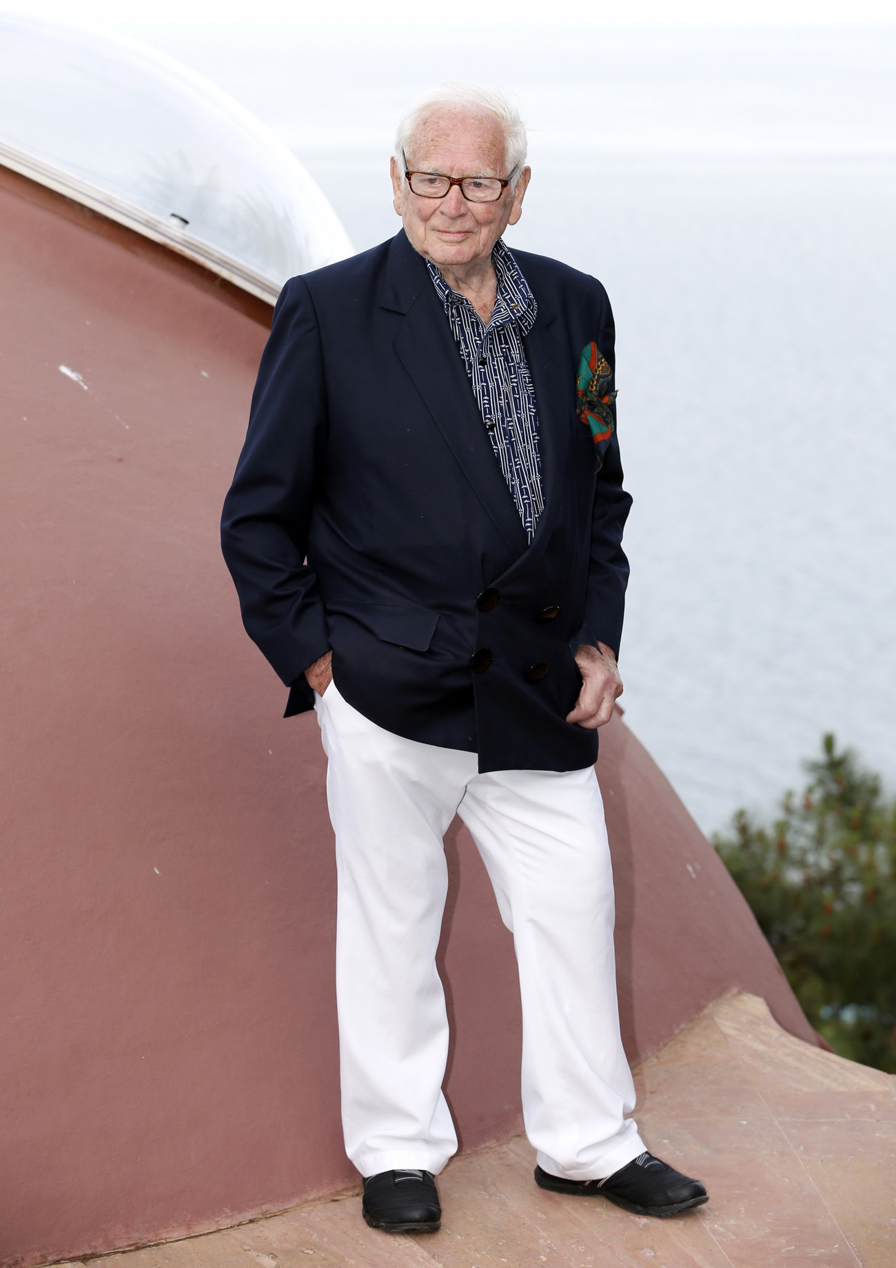 Theoule Sur Mer, 2020. december 29.
2015. május 11-én a franciaországi Theoule Sur Merben készített kép Pierre Cardin francia divattervezőről. Az avantgárd divattervezőt, az első pret-a-porter ruhadarabok készítőjét 2020. december 29-én, 98 évesen érte a halál kedden a párizsi melletti neuilly-i amerikai kórházban.
MTI/EPA/Sebastien Nogier