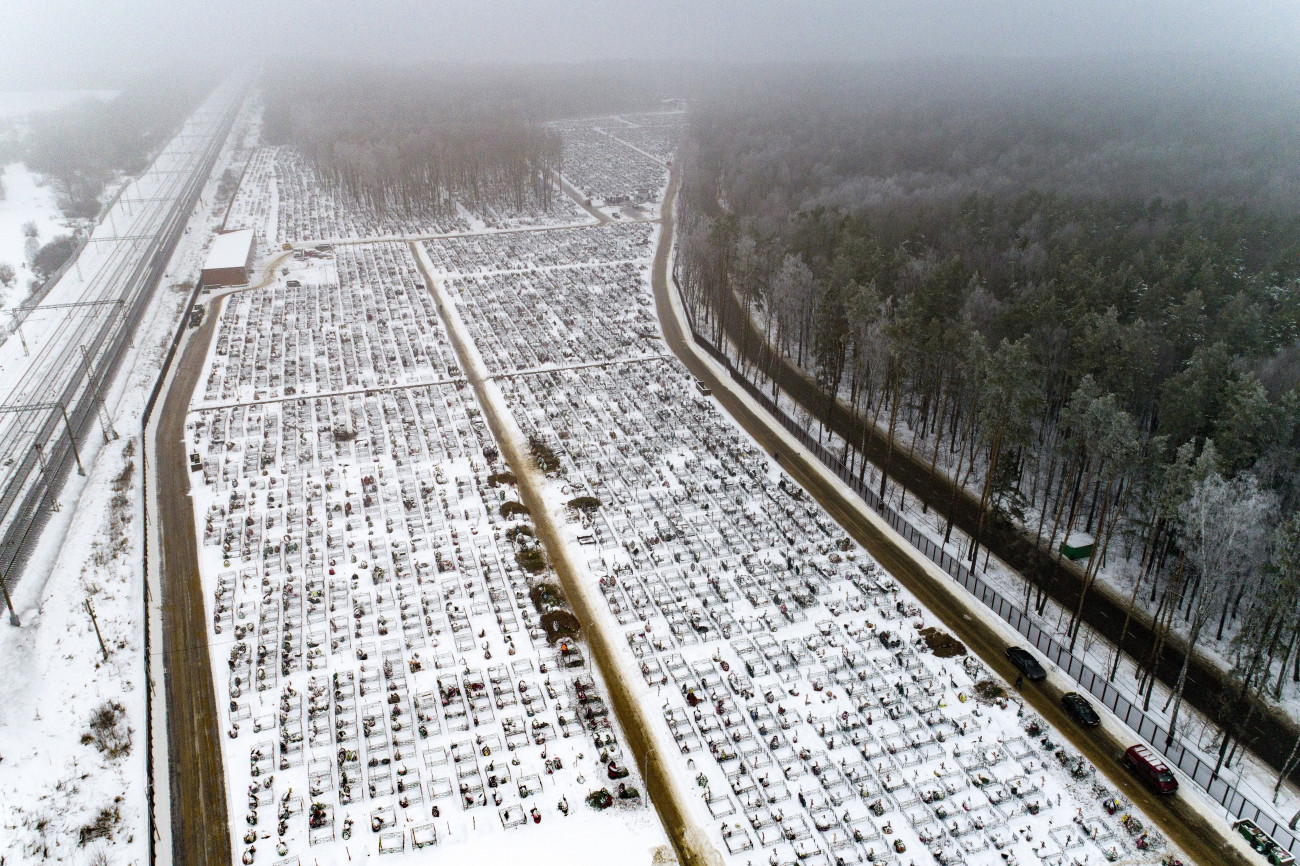 Moszkva, 2020. december 31.
Hófedte sírok egy moszkvai temetőben 2020. december 31-én. Az új sírok a temetőnek a koronavírus áldozatai számára fenntartott részében fekszenek.
MTI/AP/Dmitrij Szerebrjakov