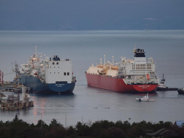 A A Tristar Ruby nevű LNG-szállító hajó a horvát úszó LNG-Terminal mellett (Forrás és több fotó: VesselFinder/Dragec)