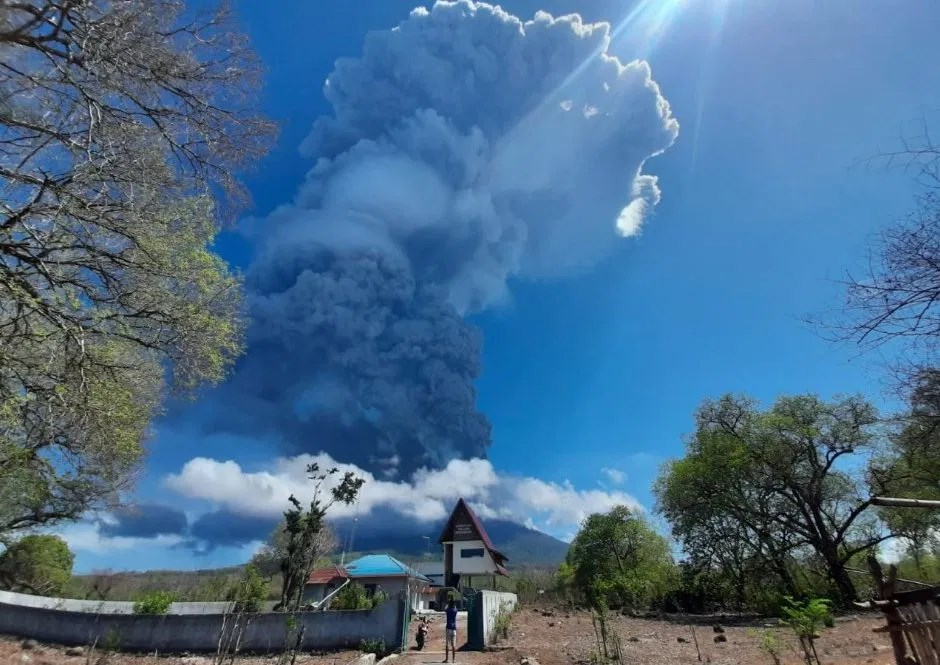 A Lewotolo vulkán kitörése