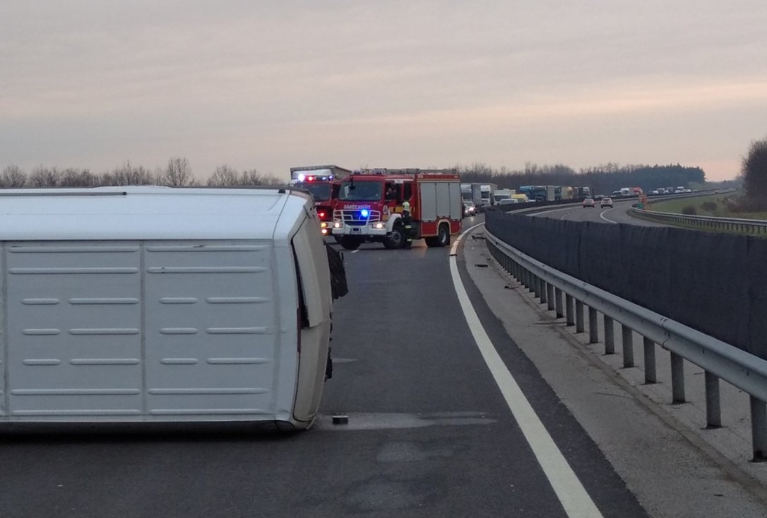 A felborult teherautó az M3-ason – fotó: Nyíregyháza HTP