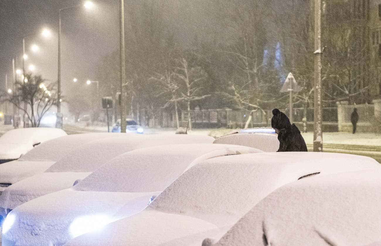 Nyíregyháza, 2021. január 13.
Letakarítja a havat autójáról egy férfi a nyíregyházi Sóstói úton 2021. január 13-án.
MTI/Balázs Attila