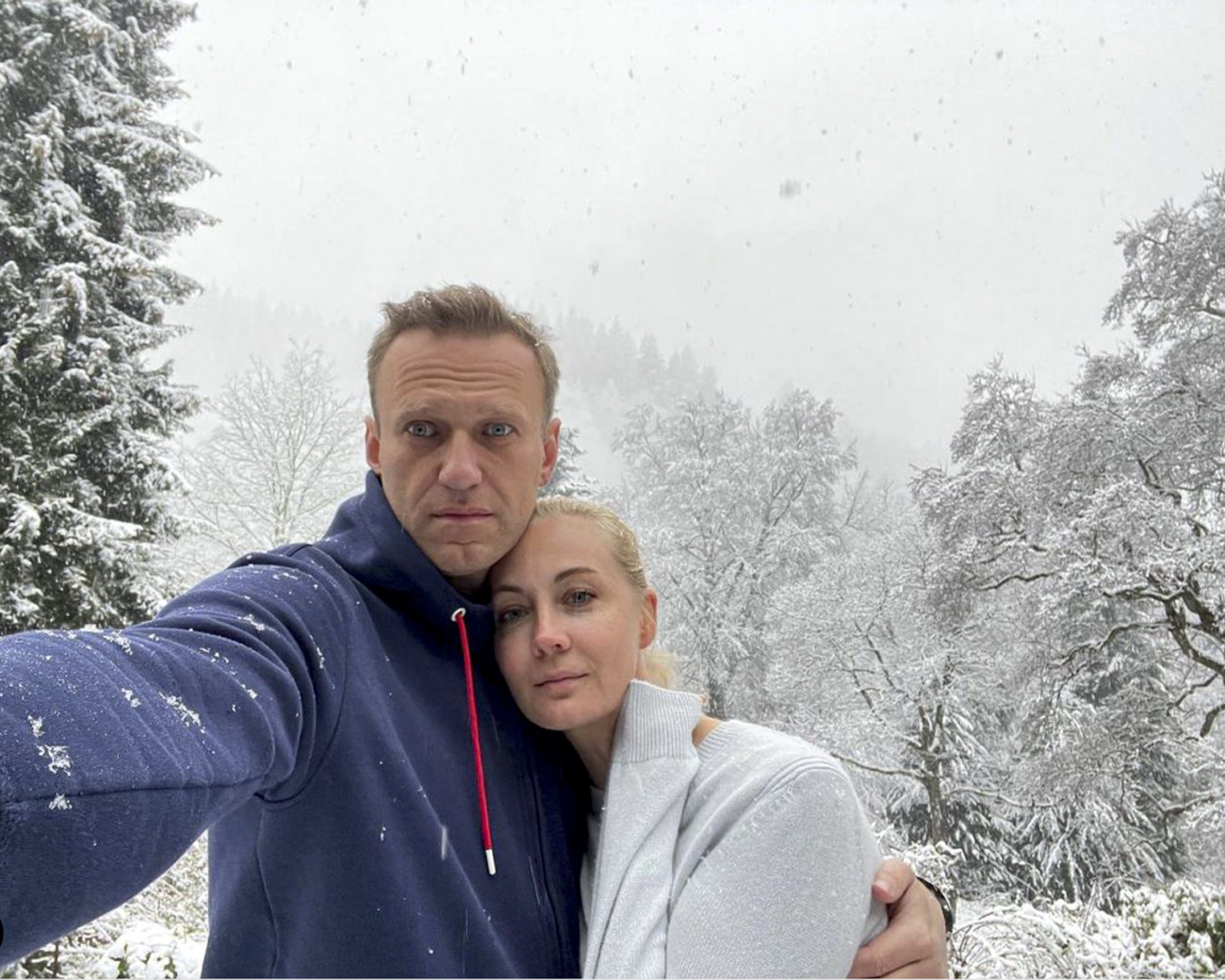 -, 2021. január 17.
Alekszej Navalnij orosz ellenzéki politikus által készített szelfin átöleli feleségét, Juliát Németországban 2021. január 16-án. Navalnij tervei szerint január 17-én visszatér hazájába, noha az orosz Szövetségi Büntetés-végrehajtási Szolgálat (FSZIN) korábban közölte, hogy Navalnij ellen körözés van érvényben, ezért lépéseket kívánnak tenni a politikus őrizetbe vétele érdekében.
MTI/AP/Alekszej Navalnij/Alekszej Navalnij
