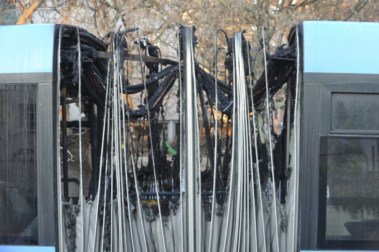 Budapest, 2021. január 18.
Kiégett autóbusz a III. kerületben, az Árpád fejedelem útján 2021. január 18-án. A garázsmenetben közlekedő, utasokat nem szállító autóbusz kora reggel gyulladt ki, személyi sérülés nem történt.
MTI/Mihádák Zoltán