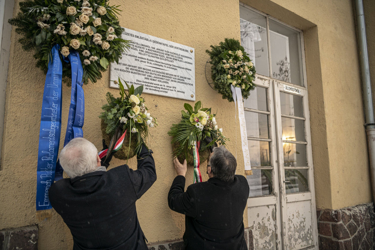 Budaörs, 2021. január 19.
A Miniszterelnöki Sajtóiroda által közreadott képen Orbán Viktor miniszterelnök (j) Ritter Imrével, a magyarországi németek országgyűlési képviselőjével (b) közösen megkoszorúzta a magyarországi németek elhurcolásának emléktábláját a budaörsi vasútállomáson 2021. január 19-én, az elűzetés 75. évfordulóján. A magyar Országgyűlés döntése értelmében 2013 óta január 19-e a magyarországi németek elhurcolásának és elűzetésének emléknapja, amely hivatalos állami megemlékezésnek számít. A kitelepítés 1946. január 19-én kezdődött, az első vonat Budaörsről indult.
MTI/Miniszterelnöki Sajtóiroda/Benko Vivien Cher