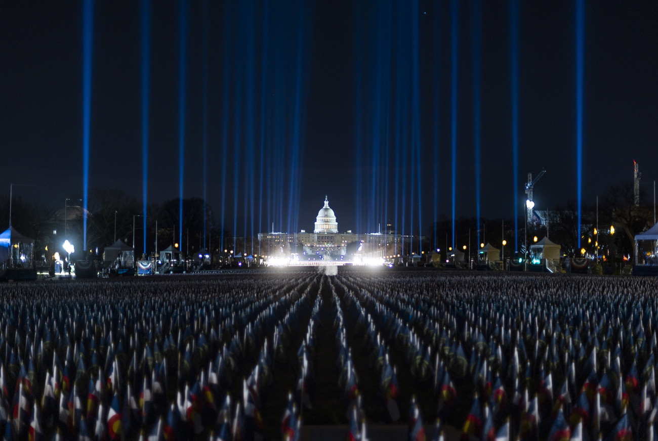 Washington, 2021. január 19.
A Zászlók mezeje elnevezésű installáció Joe Biden demokrata párti megválasztott amerikai elnök beiktatási ünnepségének helyszínén, a törvényhozás washingtoni épületénél, a Capitoliumnál 2021. január 18-án. A közel 200 ezer zászló azokat jelképezi, akik nem tudnak személyesen ott lenni az ünnepségen. Joe Biden január 20-i beiktatási ünnepségét a nemzeti gárda 25 ezer felfegyverzett katonája biztosítja. A 78 éves Biden az Egyesült Államok 46. elnöke lesz.
MTI/EPA/Justin Lane