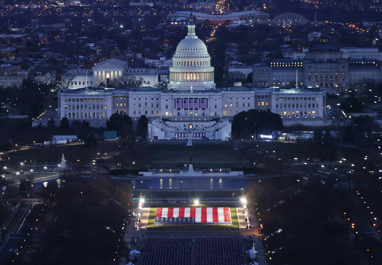 Washington, 2021. január 19.
Joe Biden demokrata párti megválasztott amerikai elnök beiktatási ünnepségének helyszíne a törvényhozás washingtoni épületénél, a Capitoliumnál 2021. január 18-án. Joe Biden január 20-i beiktatási ünnepségét a nemzeti gárda 25 ezer felfegyverzett katonája biztosítja. A 78 éves Biden az Egyesült Államok 46. elnöke lesz.
MTI/EPA/Getty Images/Joe Raedle