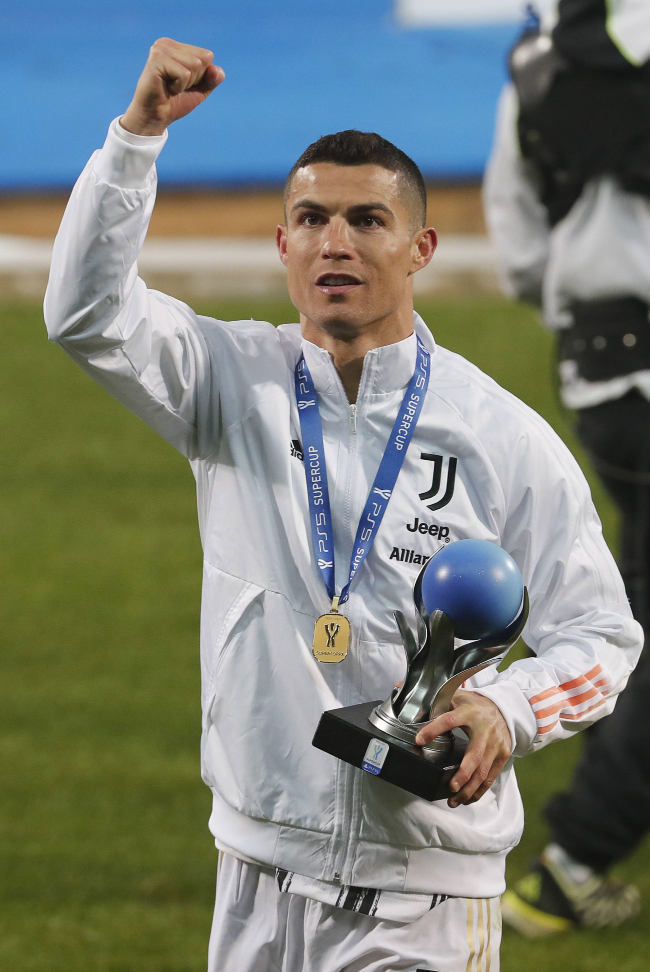 Reggio Emilia, 2021. január 21.
Cristiano Ronaldo, a Juventus játékosa ünnepel a trófeával, miután 2-0-ra győztek a Napoli ellen az olasz labdarúgó Szuperkupáért játszott mérkőzésen Reggio Emiliában 2021. január 20-án.
MTI/EPA/ANSA/Elisabetta Baracchi
