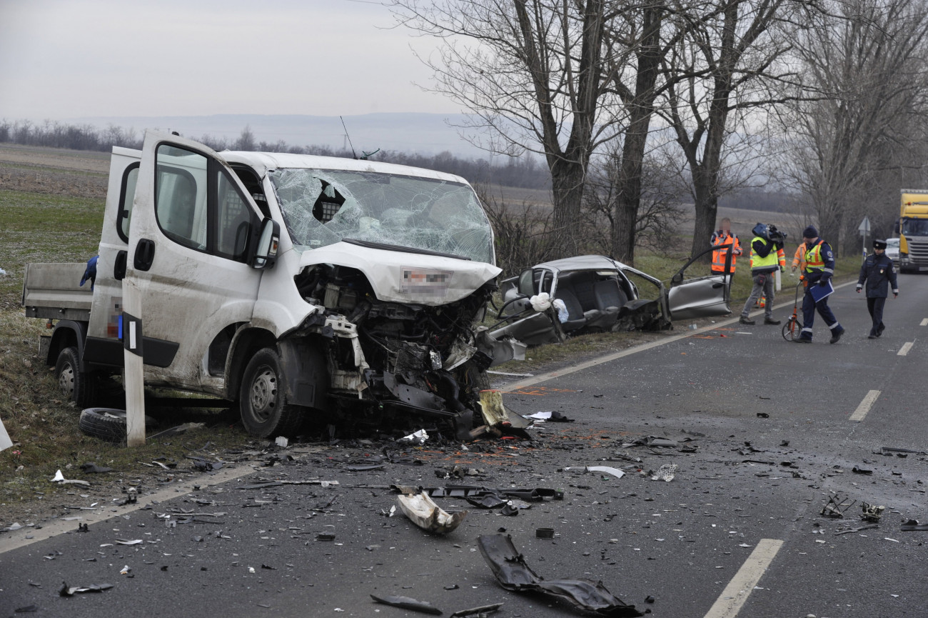Százhalombatta, 2021. január 28.
Összeroncsolódott teherautó és kettészakadt autó része a 6-os főúton Százhalombattánál, ahol a két gépjármű összeütközött 2021. január 28-án. A balesetben a két gépjármű sofőrje meghalt, a teherautóban utazó két utas súlyosan megsérült.
MTI/Mihádák Zoltán
