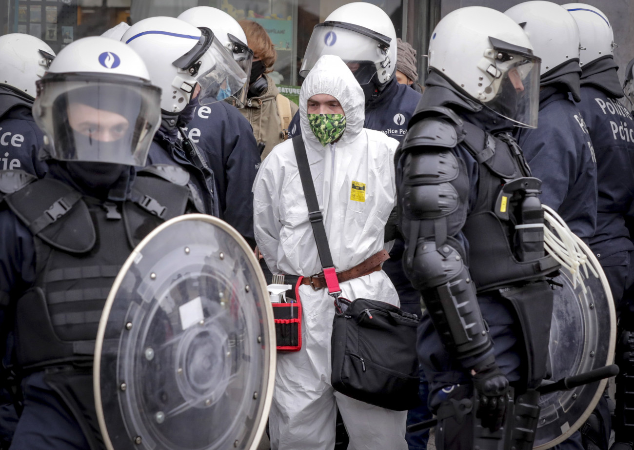 Brüsszel, 2021. január 31.
Rendőrök vesznek őrizetbe egy tiltakozót a koronavírus-járvány miatt elrendelt szigorítások elleni tüntetésen Brüsszelben 2021. január 31-én.
MTI/EPA/Olivier Hoslet
