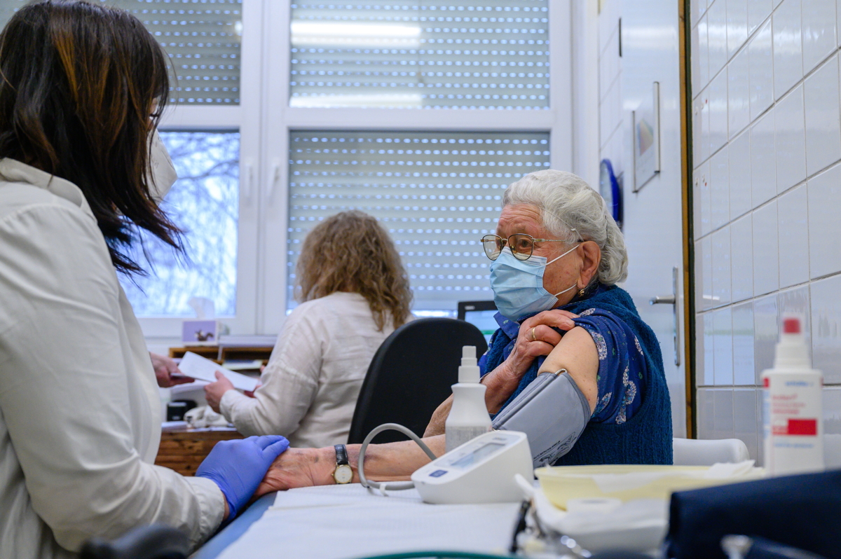 Székesfehérvár, 2021. február 7.
Egy idős nő vérnyomását mérik, mielőtt megkapja a Pfizer-BioNTech koronavírus elleni vakcinájából készített oltóanyagot a Fejér Megyei Szent György Egyetemi Oktatókórház oltópontján 2021. február 7-én. A védőoltásra regisztrált legidősebbek közül február 4. és 7. között minden háziorvosi praxisból hat idős embert kórházi oltóponton oltanak be a Pfizer-BioNTech vakcinájából készült oltóanyaggal, 1080 háziorvos pedig maga is beolthat 10-10 regisztrált idős embert az amerikai Moderna cég oltóanyagával.
MTI/Vasvári Tamás
