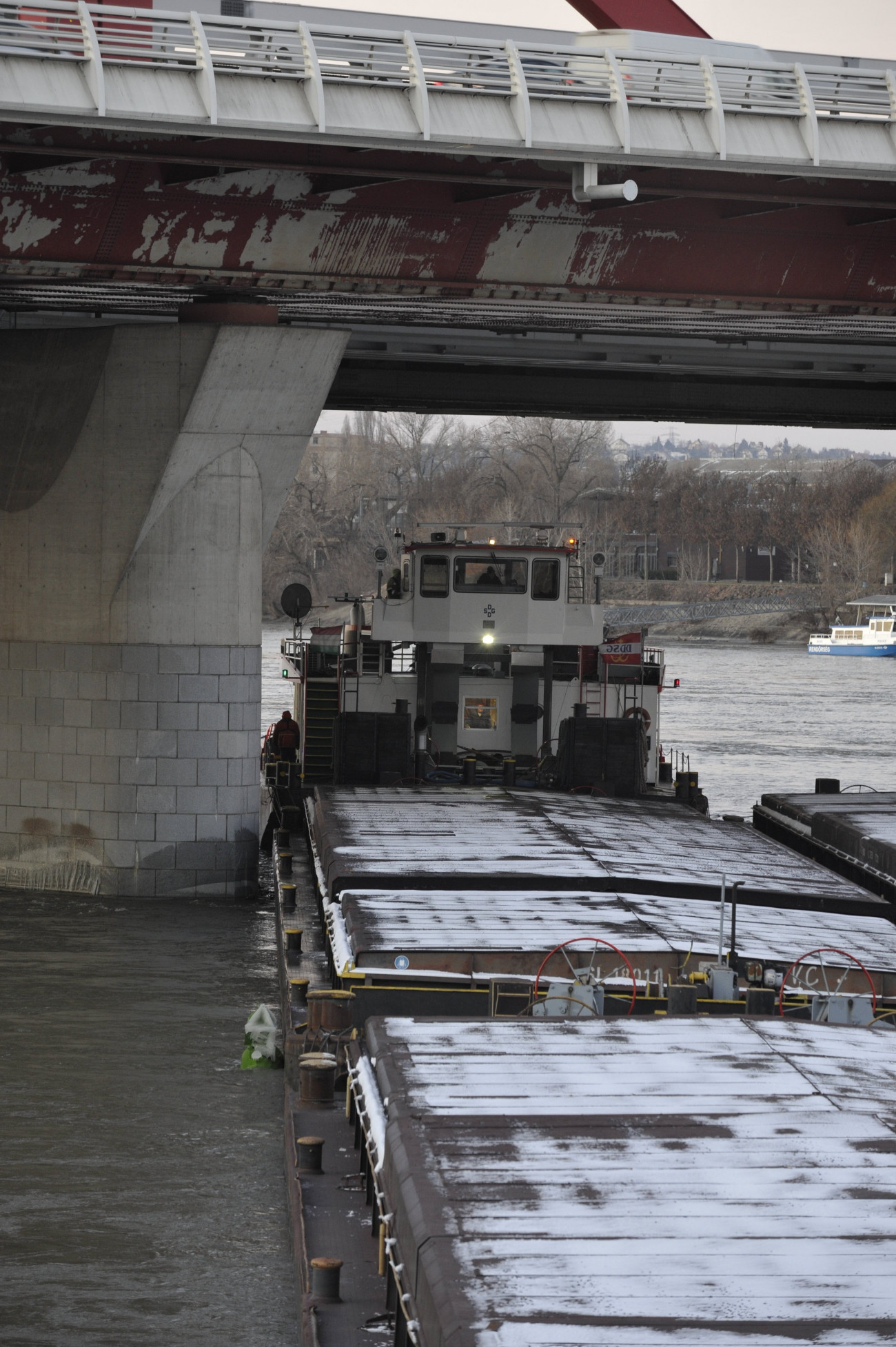 Budapest, 2021. február 12.
A Rákóczi híd pillérének ütközött uszály 2021. február 12-én. A hajó nem sérült meg komolyabban és a hídpillérben sem okozott nagyobb kárt. Az uszály rakománya között nem volt veszélyes anyag. Az uszály jelenleg is a hídnál vesztegel, a társhatóságok dolgoznak a fennakadás megszüntetésén.
MTI/Mihádák Zoltán