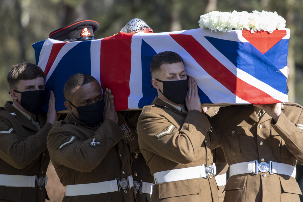 Bedford, 2021. február 27.
Sir Tom Moore II. világháborús brit veterán koporsóját viszik katonák a bedfordi temetőben tartott búcsúztatásán 2021. február 27-én. A kapitány február 2-án az új koronavírus okozta Covid-19 betegségben 100 éves korában elhunyt. Moore kapitány 2020 tavaszán vált híressé, amikor járókeretére támaszkodva megtett száz kört a kertjében, és ennek teljesítésével csaknem 33 millió fontot gyűjtött a brit Országos Egészségügyi Szolgálat (NHS) koronavírus-járvány elleni harcának támogatására. Ennek elismeréseként II. Erzsébet királynő a Sir előnév viselésére jogosító lovagi rangra emelte a veteránt, a hadsereg pedig ezredessé léptette elő.
MTI/EPA/Brit védelmi minisztérium/Tom Evans