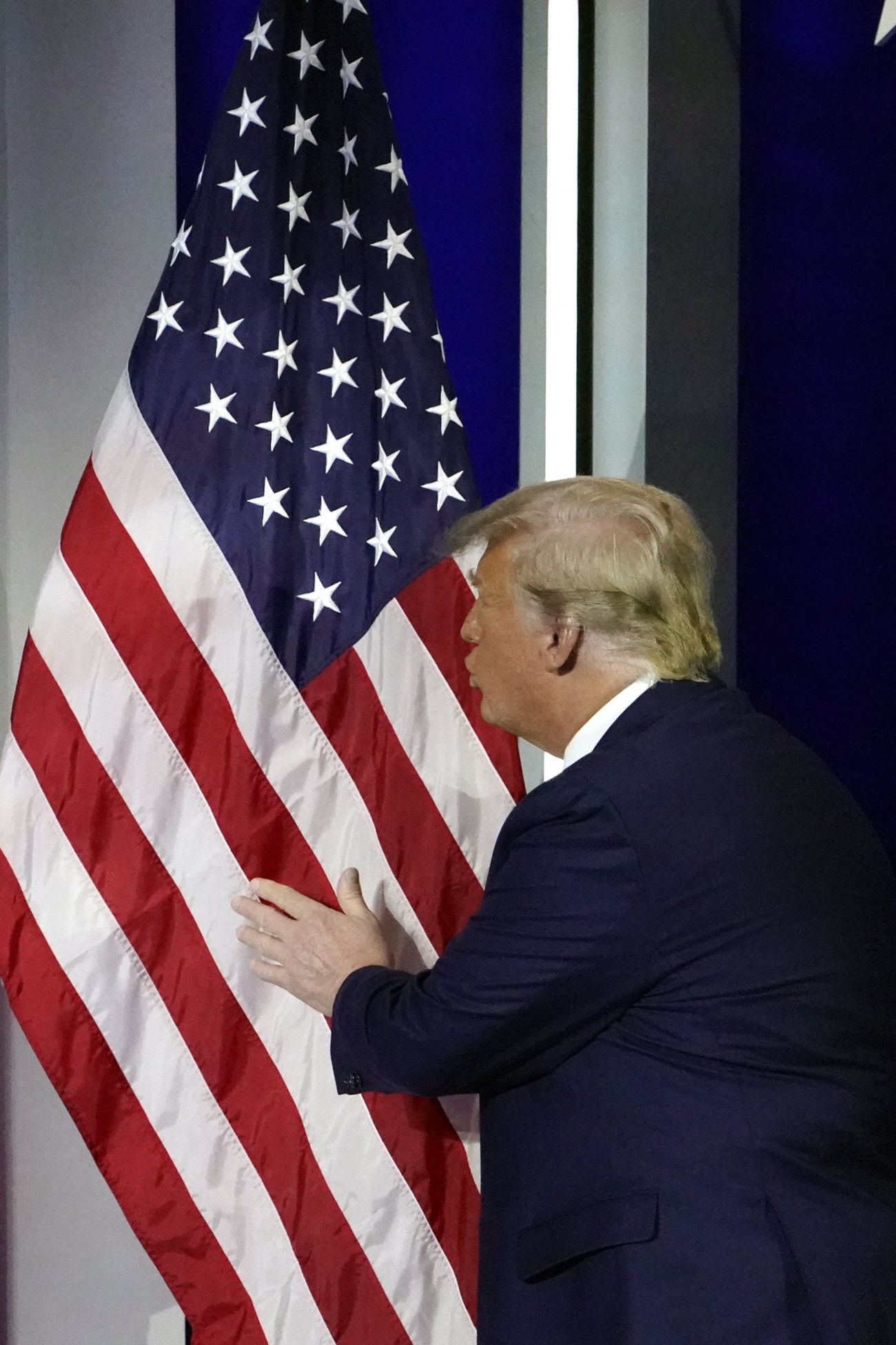 Orlando, 2021. március 1.
Donald Trump volt amerikai elnök megcsókolja az amerikai zászlót az amerikai konzervatív aktivisták és kongresszusi politikusok szövetségének (CPAC)  háromnapos konferenciájának utolsó napján a floridai Orlandóban 2021. február 28-án.
MTI/AP/John Raoux