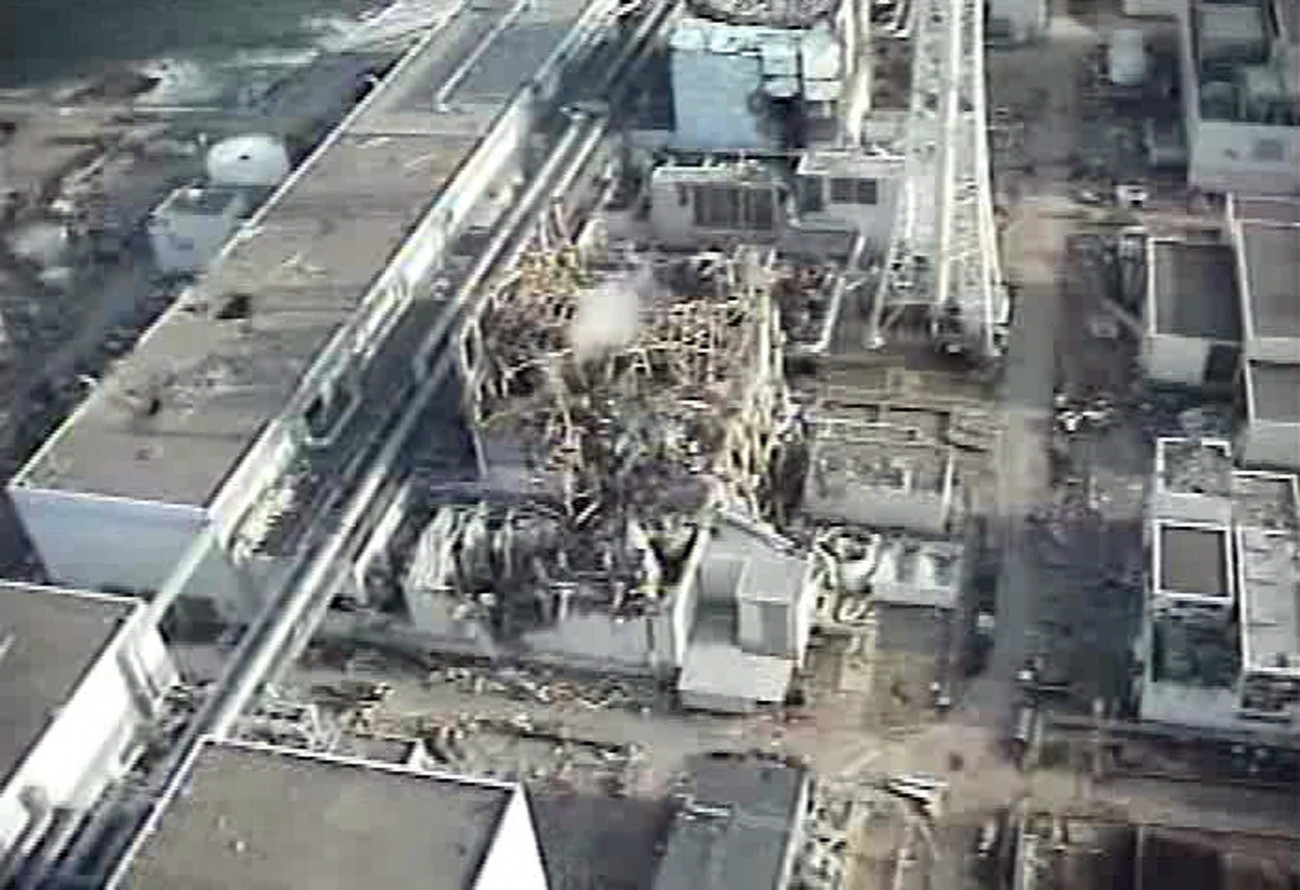 Okumamacsi, 2011. április 11.
Amerikai T-Hawk robotrepülőgéppel április 10-én készített és a Tepco áramszolgáltató által közreadott felvétel a március 11-i, a Richter-skála szerinti 9-es erősségű földrengésben súlyosan megrongálódott Fukusima-1-es atomerőmű 3-as reaktorblokkjáról. Az erőmű hat reaktorblokkja közül háromban rengés előidézte áramszünet következtében felrobbant a hűtési folyamatban használt hidrogén, és a létesítményből azóta is radioaktív anyag szivárog a környezetbe. A japán kormány április 11-én 20-ról 30 km-re bővítette az erőmű körüli övezetetet, ahonnan ki kell költözniük az embereknek. A T-Hawk 10 km-res távolságból irányítható, és fénykép, valamint videofelvétel készítésére és továbbítására egyaránt képes. (MTI/EPA/Tokyo Electric Power Co.)