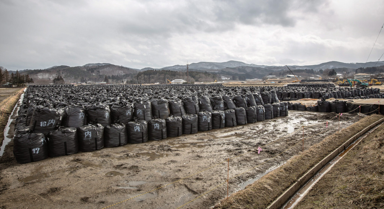 Iitate, 2015. március 6.
2015. március 6-án közreadott képen szennyezett talajjal töltött zsákok állnak halomban a jobbára lakatlan Fukusima prefektúrabeli Iitate faluban február 25-én. A 2011. márciusi 11-i, a Richter-skála szerinti 9-es erősségű földrengés előidézte áramszünet következtében a Fukusima-1-es atomerőmű hat reaktorblokkja közül háromban felrobbant a hűtési folyamatban használt hidrogén. Bár a falu a nukleáris tilalmi zónán kívül fekszik, a lakosoknak biztonsági okokból el kellett hagyniuk otthonaikat. Négy évvel a katasztrófa után is folyamatosan azon dolgoznak, hogy ismét lakhatóvá tegyék a településüket. (MTI/EPA/Christopher Jue)