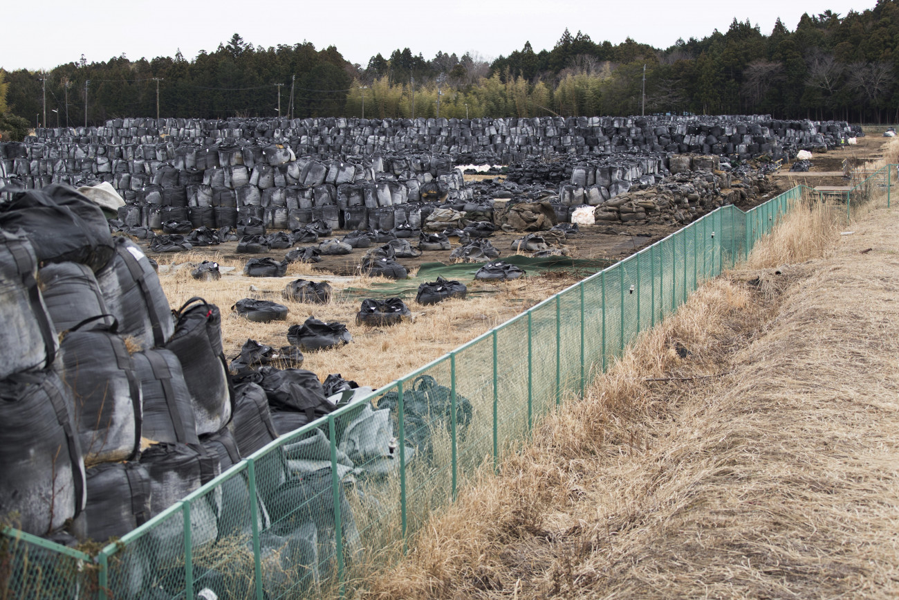 Tomioka, 2021. március 10.
Sugárfertőzött földet, faágakat és egyéb hulladékot tartalmazó zsákokat tárolnak átmenetileg egy parkban, a Fukusima prefektúrabeli Tomioka lezárt részén 2021. február 26-án. A városrész ahhoz a lezárt területhez tartozik, amely mintegy 10 kilométerre van a 2011-es földrengésben és szökőárban súlyosan megsérült Fukusima-1-es atomerőműtől. A több mint 18 ezer ember halálát okozó fölldrengés és szökőár 10. évfordulója 2021. március 11-én lesz.
MTI/AP/Komae Hiro