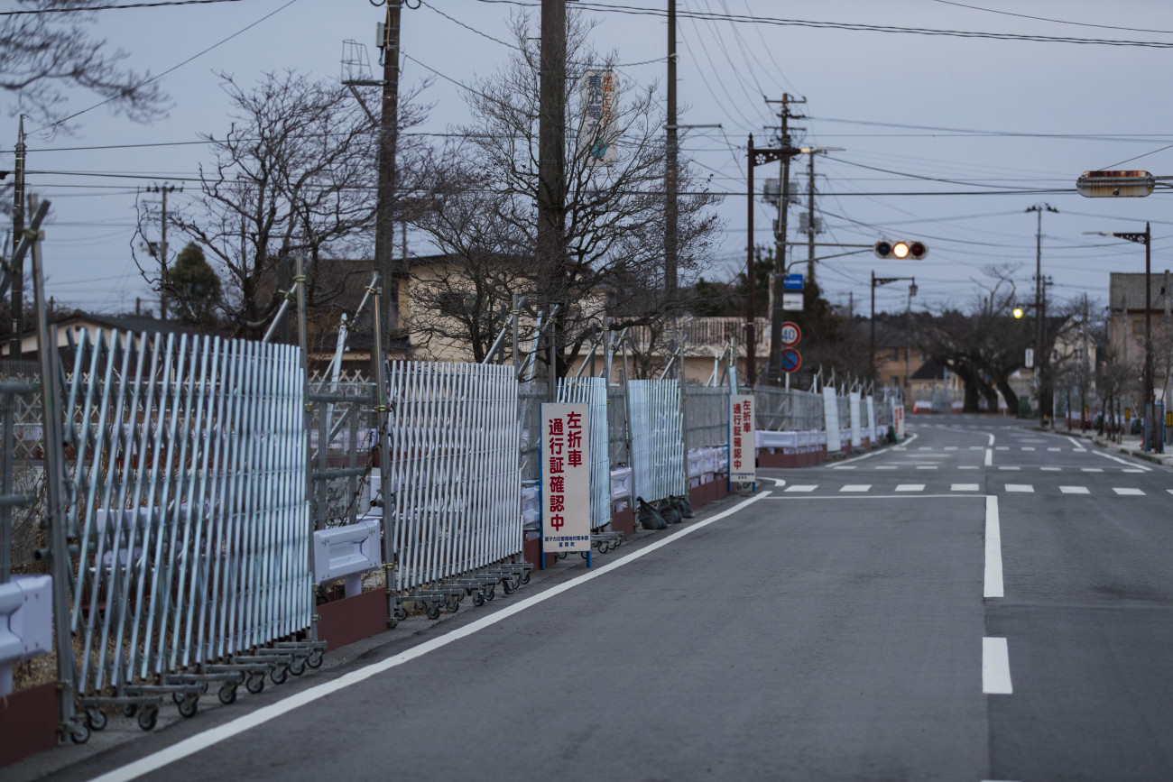 Tomioka, 2021. március 10.
A kordonok zárják le a Fukusima prefektúrabeli Tomioka egy részét 2021. február 26-án. A városrész ahhoz a lezárt területhez tartozik, amely mintegy 10 kilométerre van a 2011-es földrengésben és szökőárban súlyosan megsérült Fukusima-1-es atomerőműtől. A több mint 18 ezer ember halálát okozó fölldrengés és szökőár 10. évfordulója 2021. március 11-én lesz.
MTI/AP/Komae Hiro