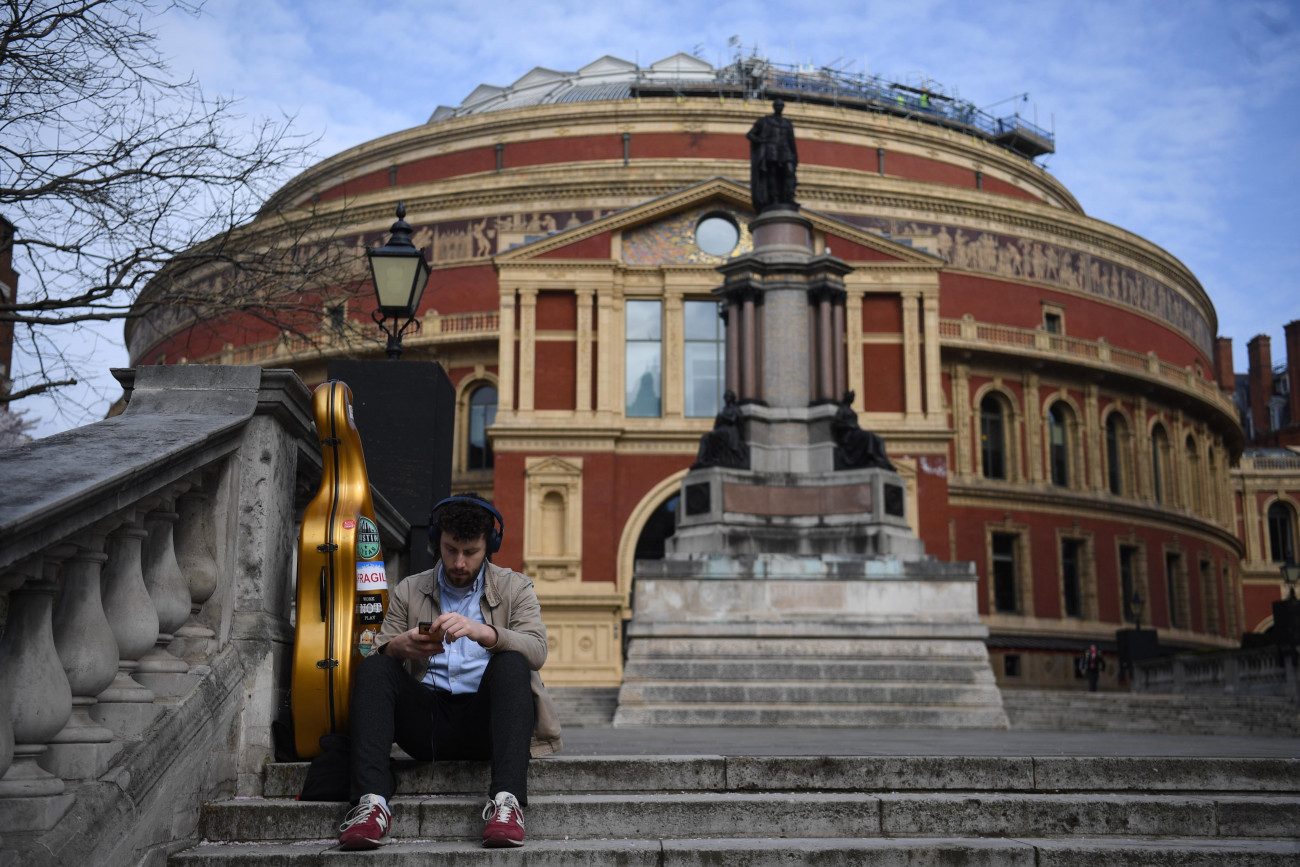 London, 2021. március 29.
A 2021. március 29-én közreadott képen egy férfi ül a londoni Royal Albert Hall hangversenyterem épülete előtti lépcsőn 2021. március 24-én. 150 évvel ezelőtt, 1871-ben Viktória királynő nyitotta meg a 6000 néző befogadására alkalmas koncerttermet.
MTI/EPA/Neil Hall