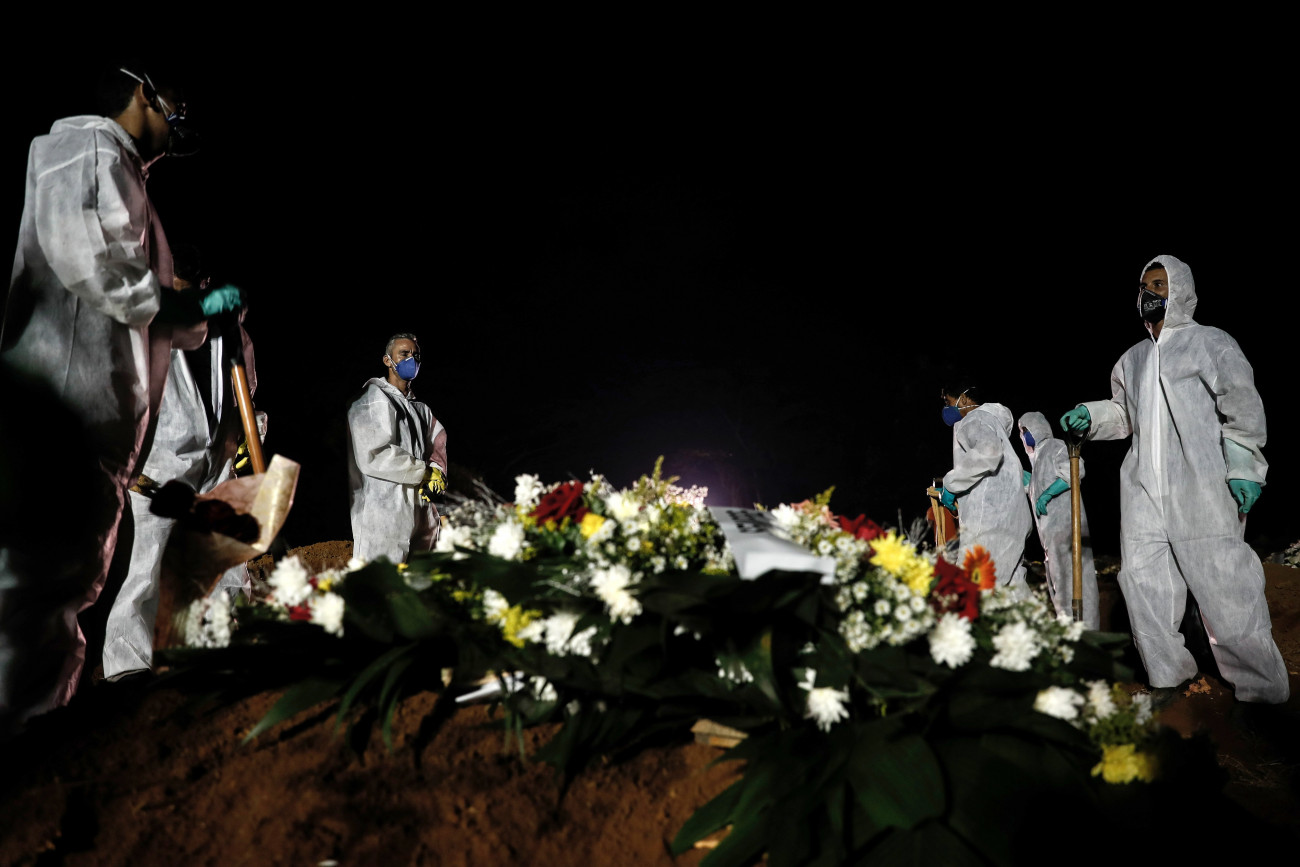 Sao Paulo, 2021. március 26.
Védőruhát viselő temetői dolgozók koronavírus-járványban elhunyt embereket temetnek a Sao Pauló-i Vila Formosa temetőben 2021. március 25-én éjjel. Sao Paulo polgármestere engedélyezte a koronavírus-fertőzésben elhunytak éjszakai temetését, miután a városban az elmúlt napon 143 haláleset történt.
MTI/EPA-EFE/Fernando Bizerra Jr