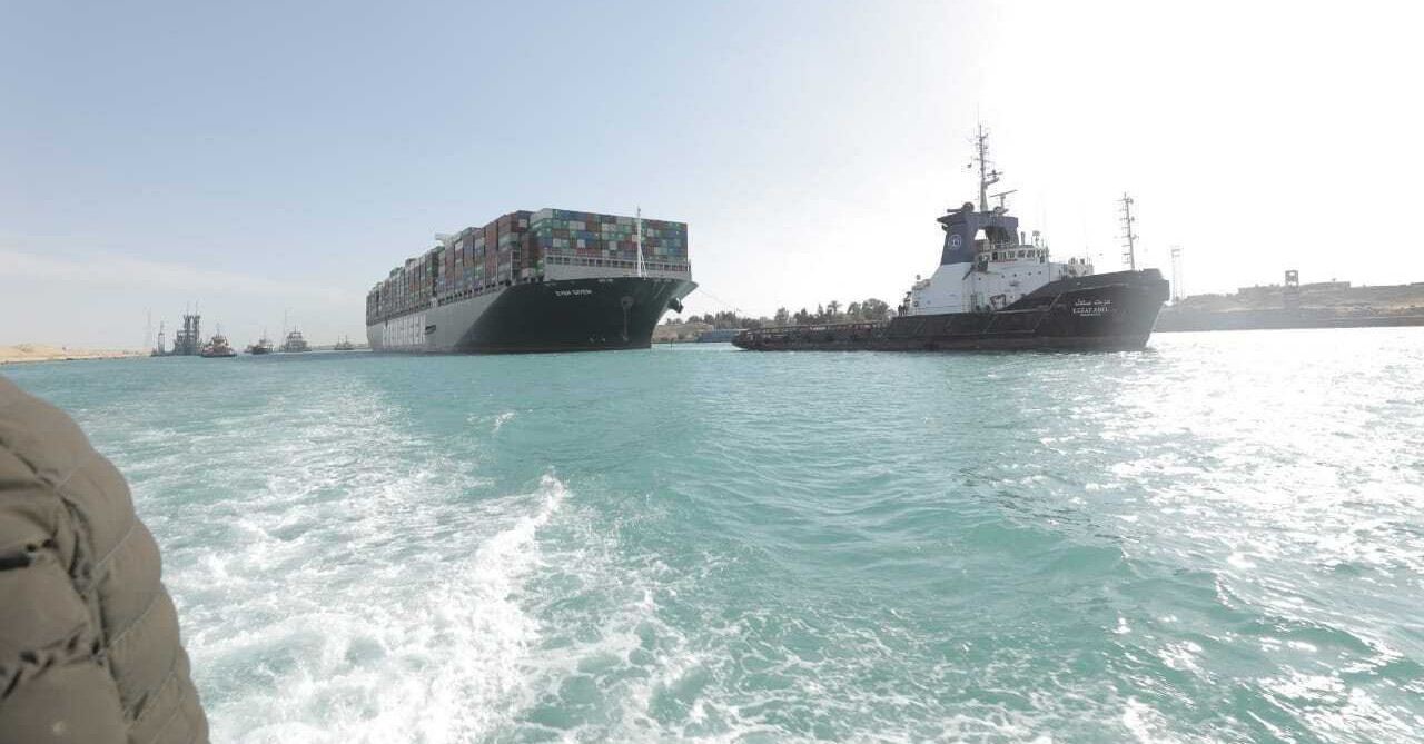 Szuezi-csatorna, 2021. március 29.
A  Szuezi-csatorna Hatóság által közreadott képen vontatóhajók kísérik a panamai zászló alatt közlekedő, japán tulajdonban lévő Ever Given nevű konténerhajót a Szuezi-csatornán 2021. március 29-én. A 400 méter hosszú teherhajó március 23-án az erős szél hatására állt keresztbe csatorna egy szűk szakaszán, és blokkolta a hajóforgalmat.
MTI/AP/Szuezi-csatorna Hatóság