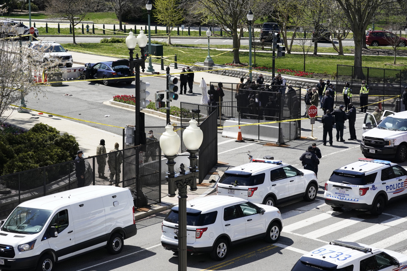 Washington, 2021. április 2.
Rendőrségi járművek állnak egy személyautó mellett, ami nekihajtott a washingtoni Capitolium körül felállított úttorlasznak 2021. április 2-án.
MTI/AP/J. Scott Applewhite