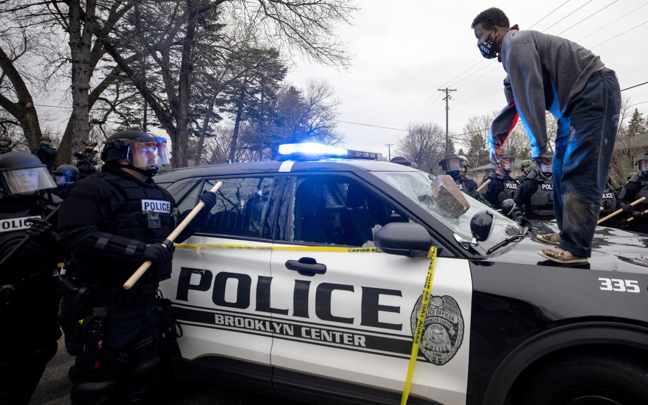 Minneapolis, 2021. április 12.
Rendőrautó tetején áll egy fiatal férfi, miután téglát dobott a szélvédőre egy lövöldözés helyszínén a Minnesota állambeli Minneapolis Brooklyn Center nevű negyedében 2021. április 11-én. Ezen a napon tiltakozások robbantak ki Minnesota amerikai állam székhelyén azután, hogy egy rendőri igazoltatást követően lelőttek egy fekete bőrű fiatalt, akit közlekedési szabálysértés miatt állítottak meg. A 20 éves Daunte Wright ellen elfogatóparancs volt érvényben, de megpróbált elhajtani a helyszínről.
MTI/AP/Star Tribune/Carlos Gonzalez