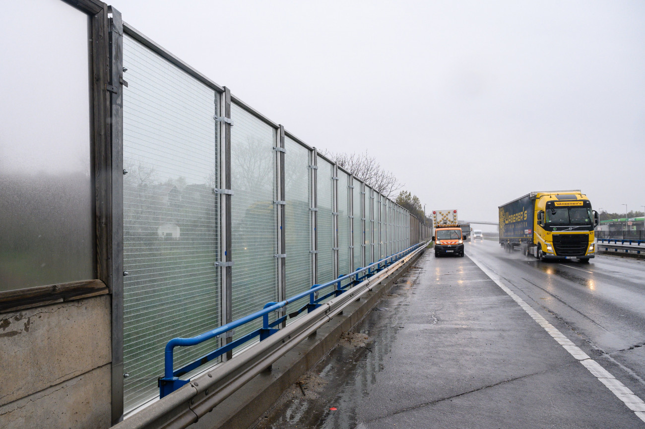 Velence, 2021. április 13.
Biztonsági üveg zajvédő fal az M7-es autópályán, Velence közelében 2021. április 13-án. A sztráda velencei szakasza mentén 42 méteren építették ki a magyar fejlesztésben és gyártásban készült átlátszó zajárnyékoló falat. A kísérleti projektben kipróbált biztonsági üveg zajárnyékoló rendszer megfelel a hazai és nemzetközi előírásoknak, sőt, több szempontból túl is teljesíti az akusztikai elvárásokat, ezen felül magasabb biztonságérzetet nyújtanak a közlekedőknek azzal, hogy láthatóvá teszik a hagyományos falak által kitakart épületeket, eseményeket.
MTI/Vasvári Tamás