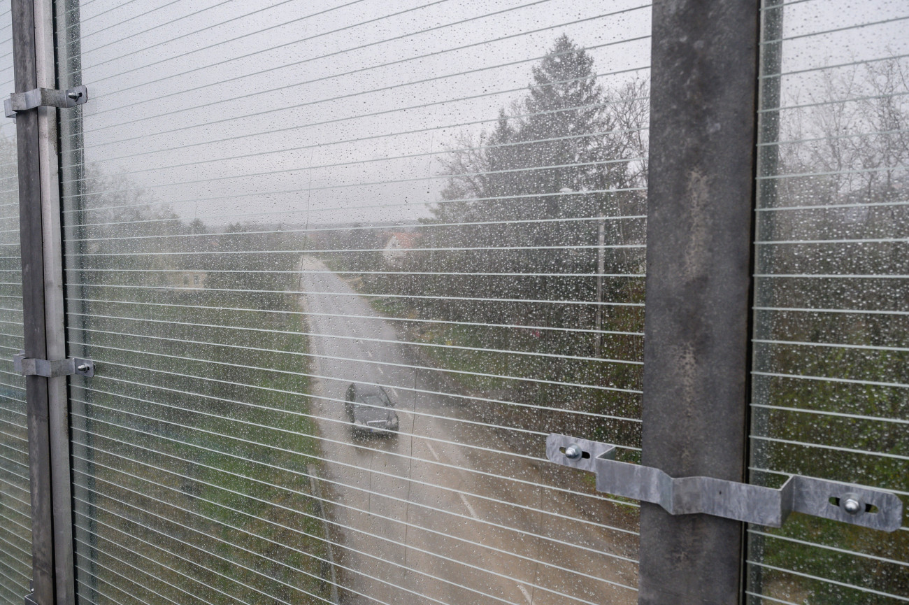 Velence, 2021. április 13.
Biztonsági üveg zajvédő fal az M7-es autópályán, Velence közelében 2021. április 13-án. A sztráda velencei szakasza mentén 42 méteren építették ki a magyar fejlesztésben és gyártásban készült átlátszó zajárnyékoló falat. A kísérleti projektben kipróbált biztonsági üveg zajárnyékoló rendszer megfelel a hazai és nemzetközi előírásoknak, sőt, több szempontból túl is teljesíti az akusztikai elvárásokat, ezen felül magasabb biztonságérzetet nyújtanak a közlekedőknek azzal, hogy láthatóvá teszik a hagyományos falak által kitakart épületeket, eseményeket.
MTI/Vasvári Tamás