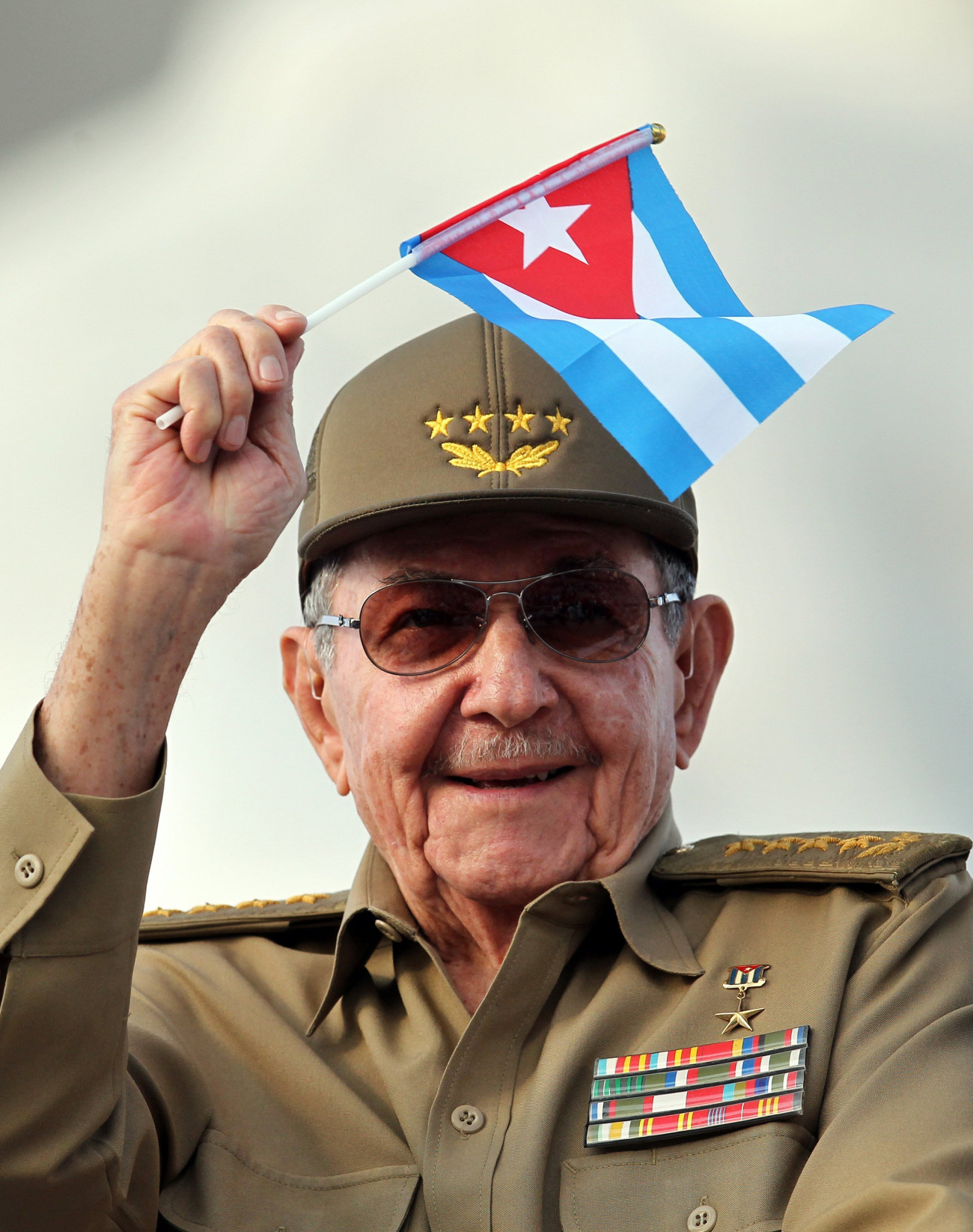 Havanna, 2018. május 1.
Raúl Castro volt kubai elnök, a Kommunista Párt főtitkára a munka ünnepe alkalmából rendezett felvonuláson a havannai Forradalom téren 2018. május 1-jén. (MTI/EPA/Alejandro Ernesto)