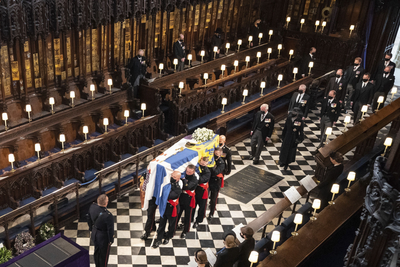 Windsor, 2021. április 17.
II. Erzsébet királynő és Fülöp edinburghi herceg négy gyermeke, Károly trónörökös (középpen,b), Anna hercegnő (középen,j), András yorki herceg (b2) és Eduárd, Wessex grófja (j2) apjuk koporsója mögött a windsori kastély Szent György-kápolnájában tartott temetési szertartáson 2021. április 17-én. A 99 éves korában április 9-én elhunyt Fülöp herceget kívánságának megfelelően a kastélyparkban, a királyi család tagjainak fenntartott Frogmore Gardens temetkezési kertben helyezik végső nyugalomra.
MTI/AP/Pool/Dominic Lipinski