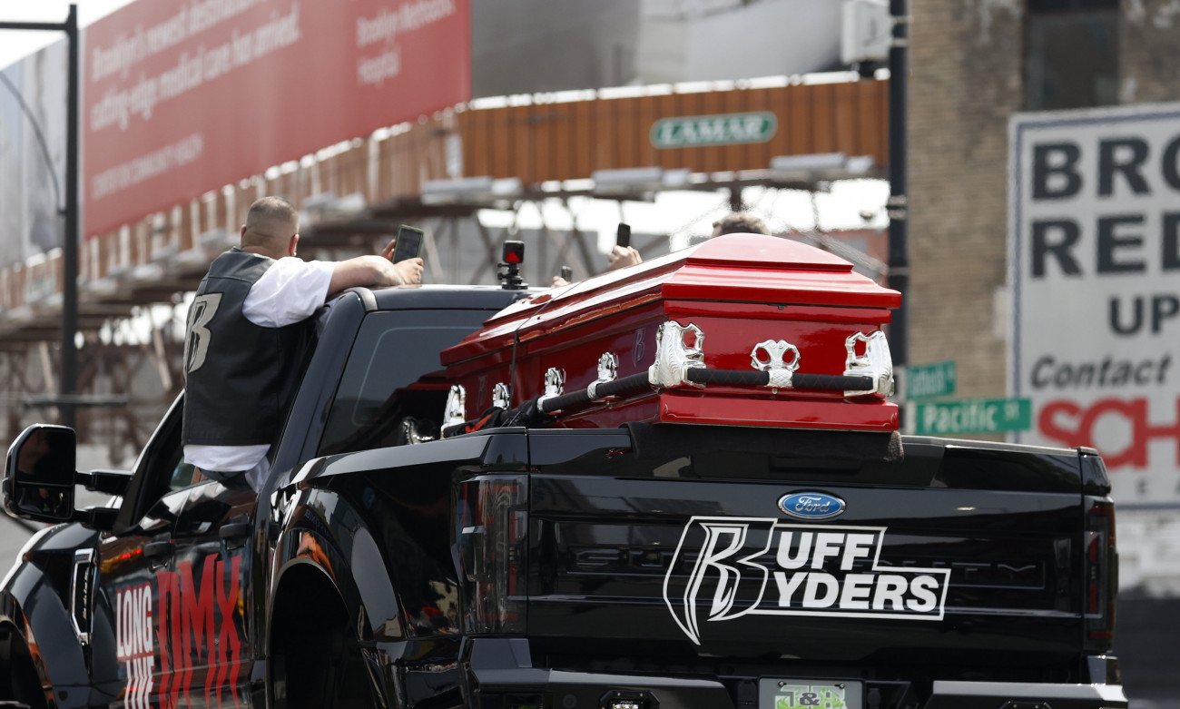 New York, 2021. április 25.
A DMX koporsóját szállító jármű a rapper búcsúztatásán New Yorkban 2021. április 24-én. DMX, polgári nevén Earl Simmons április 9-én, 50 éves korában hunyt el drogtúladagolás következtében.
MTI/EPA/Jason Szenes
