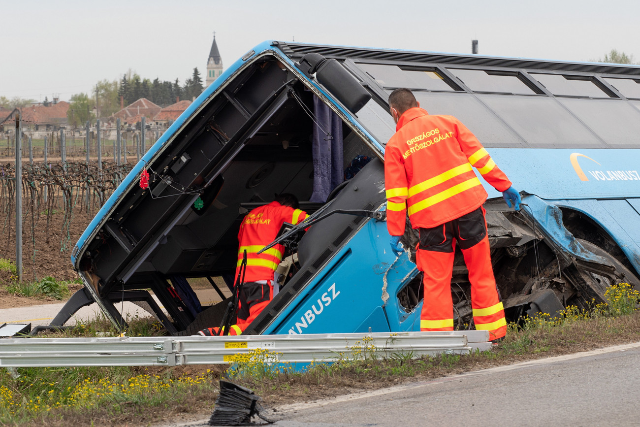 Soltvadkert, 2021. április 28.
Mentők az 54-es úton, Soltvadkertnél, miután összeütközött egy autóbusz és egy személygépkocsi 2021. április 28-án. A balesetben a személyautó vezetője meghalt.
MTI/Donka Ferenc