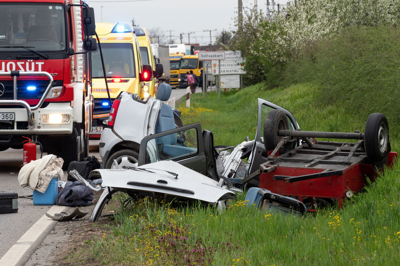 Soltvadkert, 2021. április 28.
Összeroncsolódott személygépkocsi az 54-es út mellett Soltvadkertnél, miután a jármű egy autóbusszal ütközött 2021. április 28-án. A balesetben a személyautó vezetője meghalt.
MTI/Donka Ferenc
