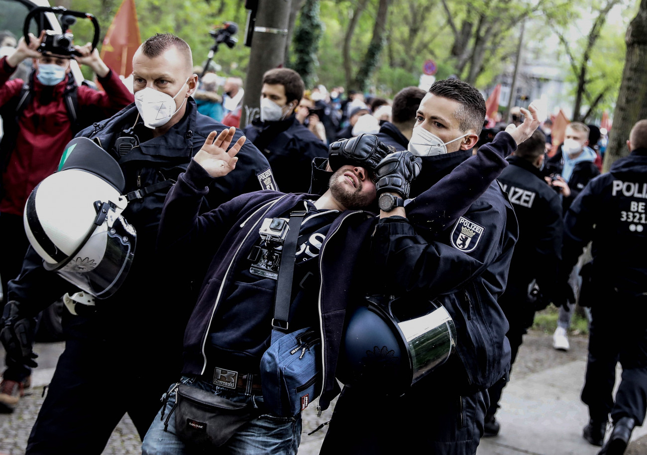 Berlin, 2021. május 1.
A koronavírus-járvány megfékezésének érdekében bevezetett korlátozások ellen tiltakozót vesznek őrizetbe rendőrök Berlinben 2021. május 21-én.
MTI/EPA/Filip Singer
