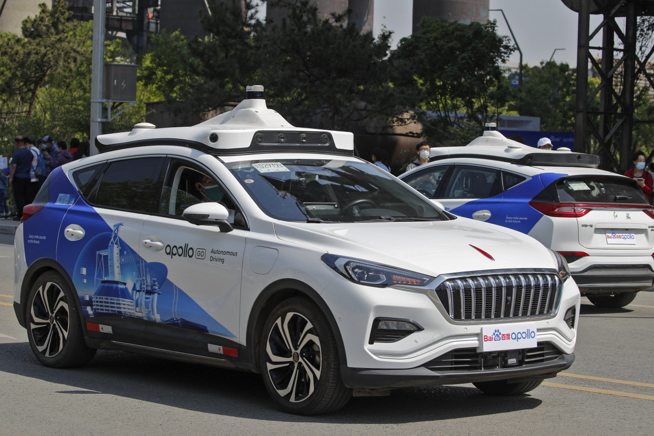 Peking, 2021. május 2.
A vezető nélküli Baidu Apollo Robotaxik a pekingi Soukang Parkban 2021. május 2-án. A Baidu kínai internetes óriásvállalat ezen a napon indította el fizetős robottaxi-szolgáltatását, az elsőként Kínában.
MTI/AP/Andy Wong