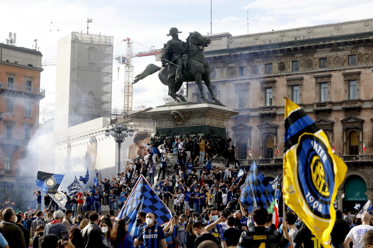 Milánó, 2021. május 2.
Az Internazionale szurkolói ünnepelnek a milánói Dóm téren 2021. május 2-án, miután csapatuk több mint egy évtized után ismét megnyerte az olasz első osztályú labdarúgó-bajnokságot.
MTI/EPA/ANSA/Mourad Balti Touati