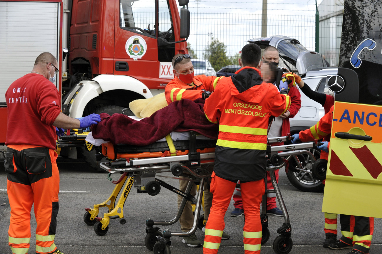 Budapest, 2021. május 6.
Mentők szállítják el az egyik sérültet 2021. május 6-án a Ferihegyi repülőtérre vezető úton, a repülőtér D portájánál, ahol négy autó összeütközött. A balesetben egy ember meghalt, többen megsérültek.
MTI/Mihádák Zoltán