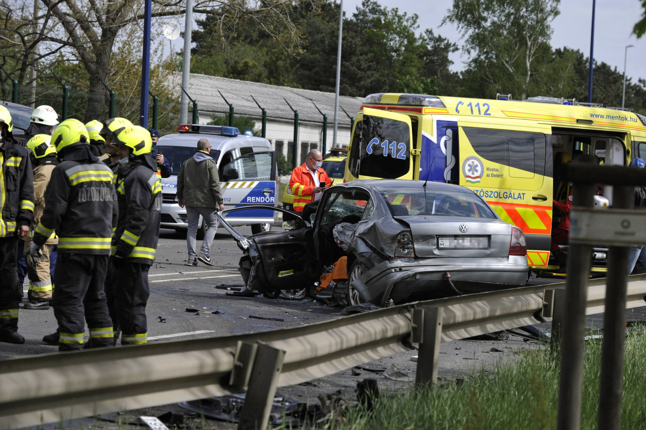 Budapest, 2021. május 6.
Összeroncsolódott személyautó 2021. május 6-án a Ferihegyi repülőtérre vezető úton, a repülőtér D portájánál, ahol négy autó összeütközött. A balesetben egy ember meghalt, többen megsérültek.
MTI/Mihádák Zoltán