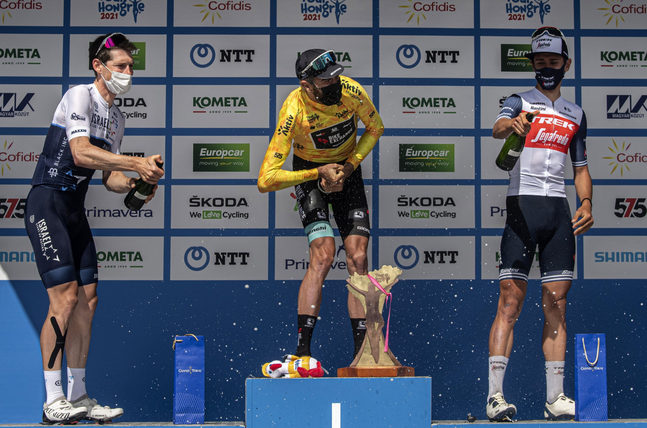 Budapest, 2021. május 16.
Az első helyezett ausztrál Damien Howson (k), a második helyezett belga Ben Hermans (b) és a harmadik helyezett olasz Antonio Tiberi (j) a 42. Tour de Hongrie országúti kerékpáros körverseny díjátadóján Budapesten, a Hősök terén 2021. május 16-án.
MTI/Szigetváry Zsolt