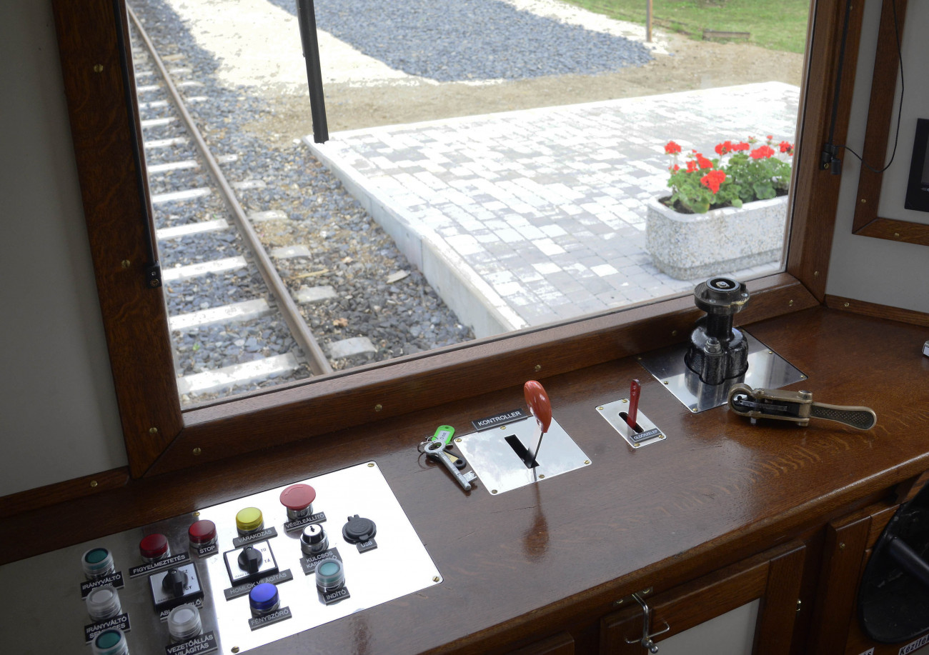 Nagycenk, 2021. május 18.
A felújított Dmot dízel motorkocsi vezetőállása a Győr-Sopron-Ebenfurti Vasút (GYSEV) Zrt. üzemeltetése alatt álló nagycenki Széchenyi Múzeumvasút fejlesztéseinek átadóünnepsége napján a Kastély állomáson 2021. május 18-án. A kisvasúton két fejlesztést hajtottak végre az elmúlt időszakban: Fertőboz állomáson elkészült a mozdonyműhelyben kialakított látogatóterasz és teljeskörűen felújították a Dmot dízel motorkocsit.
MTI/Filep István