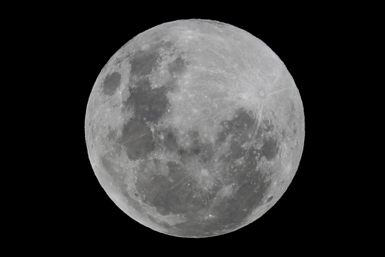 SYDNEY, AUSTRALIA - MAY 26: The moon is seen prior to the partial lunar eclipse from Sydney CBD on May 26, 2021 in Sydney, Australia. It is the first total lunar eclipse in more than two years, which coincides with a supermoon.  A super moon is a name given to a full (or new) moon that occurs when the moon is in perigee - or closest to the earth - and it is the moon's proximity to earth that results in its brighter and bigger appearance. (Photo by Don Arnold/Getty Images)