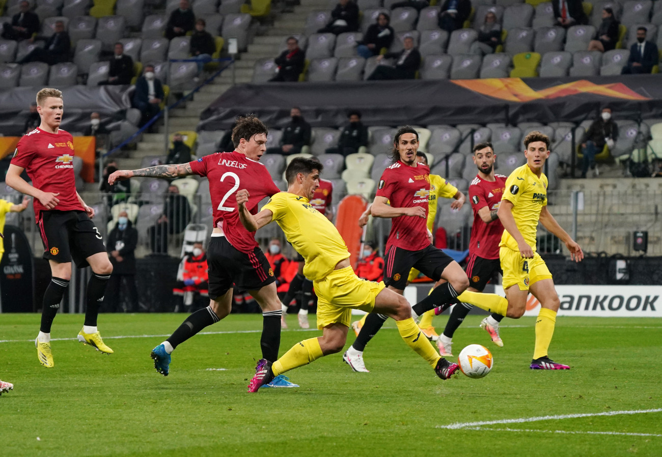 Gerard Moreno (Villarreal) gólt lő az első félidőben a Manchester United elleni Európa-liga-döntőben (Photo by Janek Skarzynski - Pool/Getty Images)