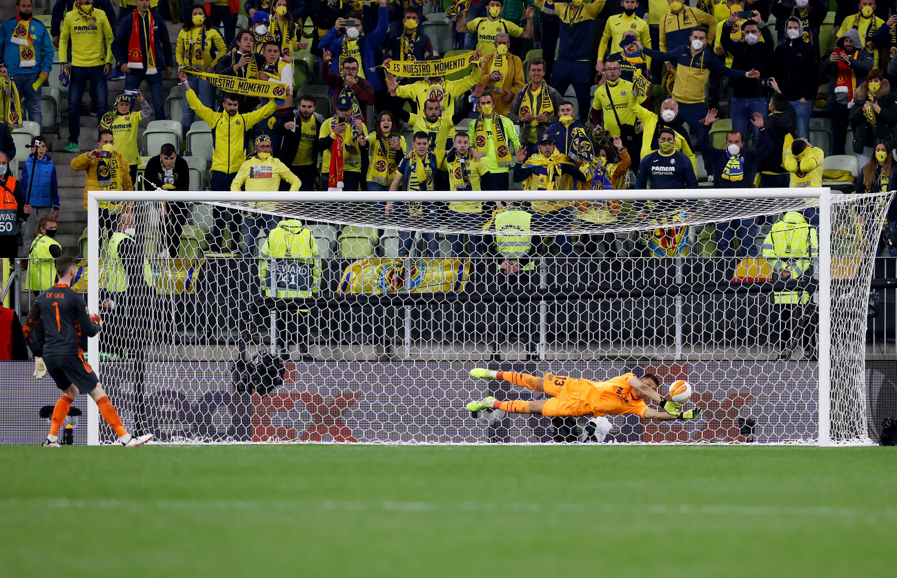 GDANSK, POLAND - MAY 26: Geronimo Rulli of Villarreal saves the eleventh penalty from David De Gea of Manchester United in the penalty shoot out during the UEFA Europa League Final between Villarreal CF and Manchester United at Gdansk Arena on May 26, 2021 in Gdansk, Poland. (Photo by Kacper Pempel - Pool/Getty Images)