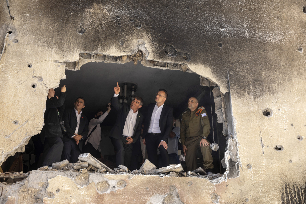 Petah-Tikva, 2021. június 1.
Szijjártó Péter külgazdasági és külügyminiszter (j2) Gabi Askenázi izraeli külügyminiszter (j3) társaságában 2021. június 1-jén az izraeli Petah-Tikvában megnézi a Szror család megrongált lakását, amelyet eltalált a Gázai övezetet uraló Hamász radikális iszlamista mozgalom rakétája a Hamász és Izrael legutóbbi, májusi 11 napos háborújában.
MTI/AP/Ariel Schalit