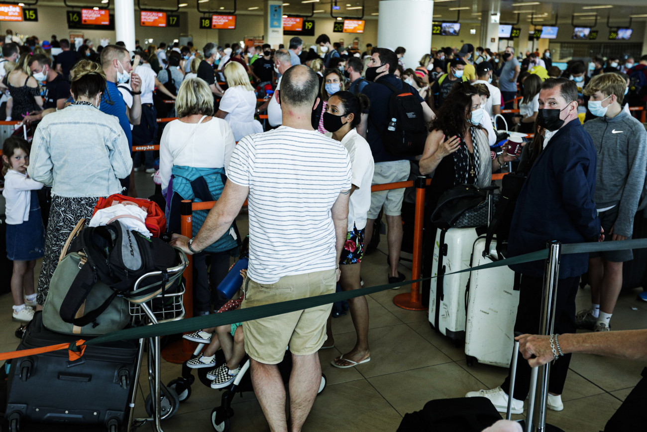 Faro, 2021. június 5.
Nagy-Britanniába visszatérő turisták sorban állnak a portugáliai Faro repülőterén 2021. június 5-én. Grant Shapps brit közlekedési miniszter két nappal korábban bejelentette, hogy Portugáliából érkezők június 8-tól nem léphetnek be Angliába karanténkötelezettség nélkül, miután Portugáliában az elmúlt időszakban csaknem megkétszereződött a pozitív koronavírus-tesztek aránya.
MTI/EPA/LUSA/Luis Forra