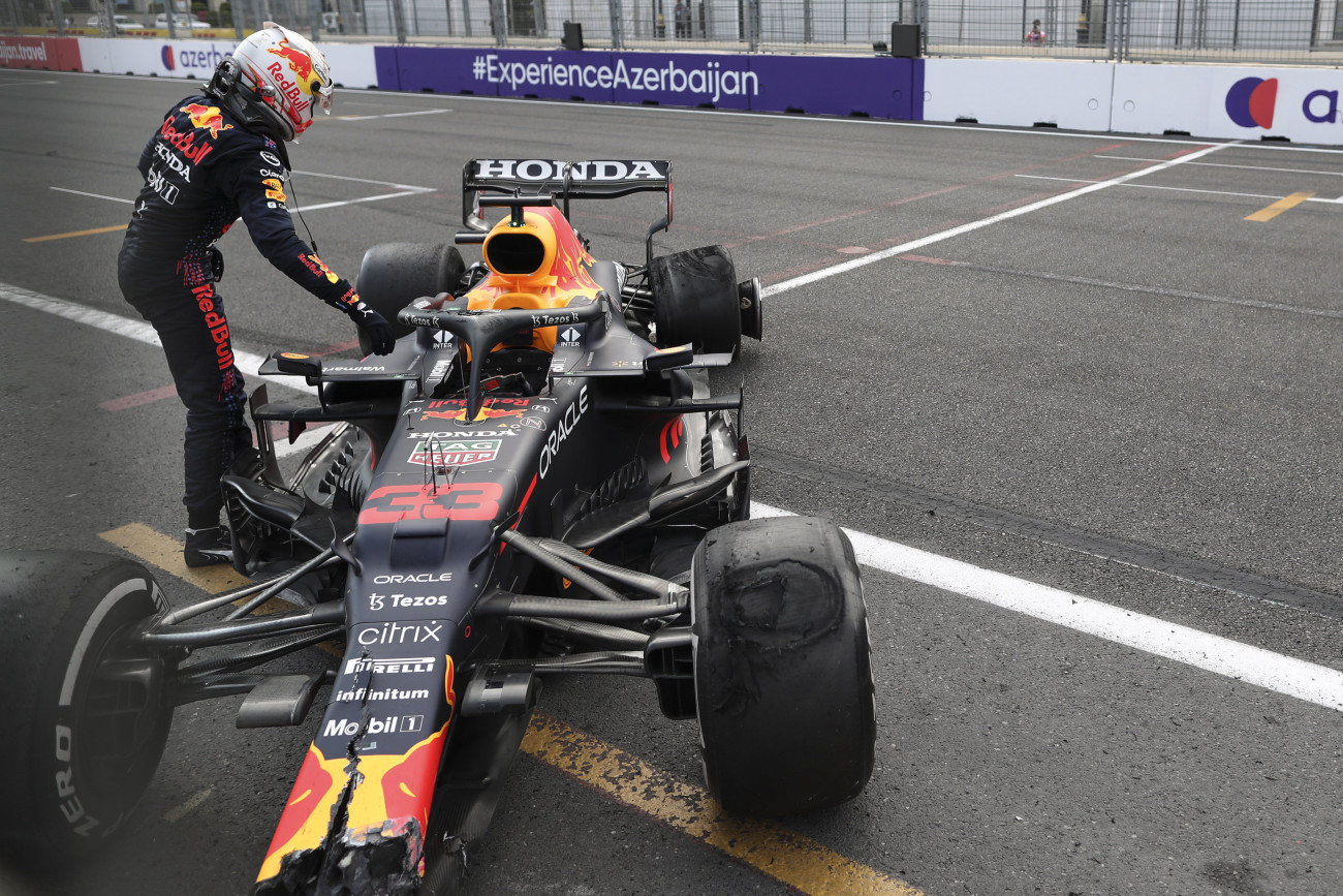 Baku, 2021. június 6.
Max Verstappen, a Red Bull holland versenyzője, miután defektet kapott a Forma-1-es autós gyorsasági világbajnokság Azeri Nagydíjának futamán a bakui versenypályán 2021. június 6-án.
MTI/AP/Darko Vojinovic