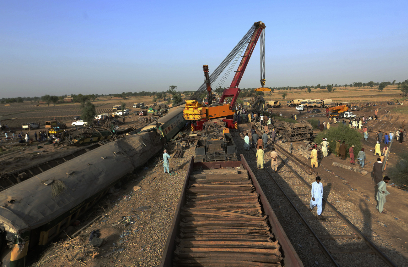 Gotki, 2021. június 8.
A roncsokat távolítják el a vágányról vasúti dolgozók 2021. június 8-án, miután az előző nap egy expresszvonat belerohant egy másik, kisiklott vonatba a dél-pakisztáni Szindh tartományban fekvő Gotki körzetben. Legalább 63 ember életét vesztette, több mint 100 pedig megsérült.
MTI/AP/Faríd Hán