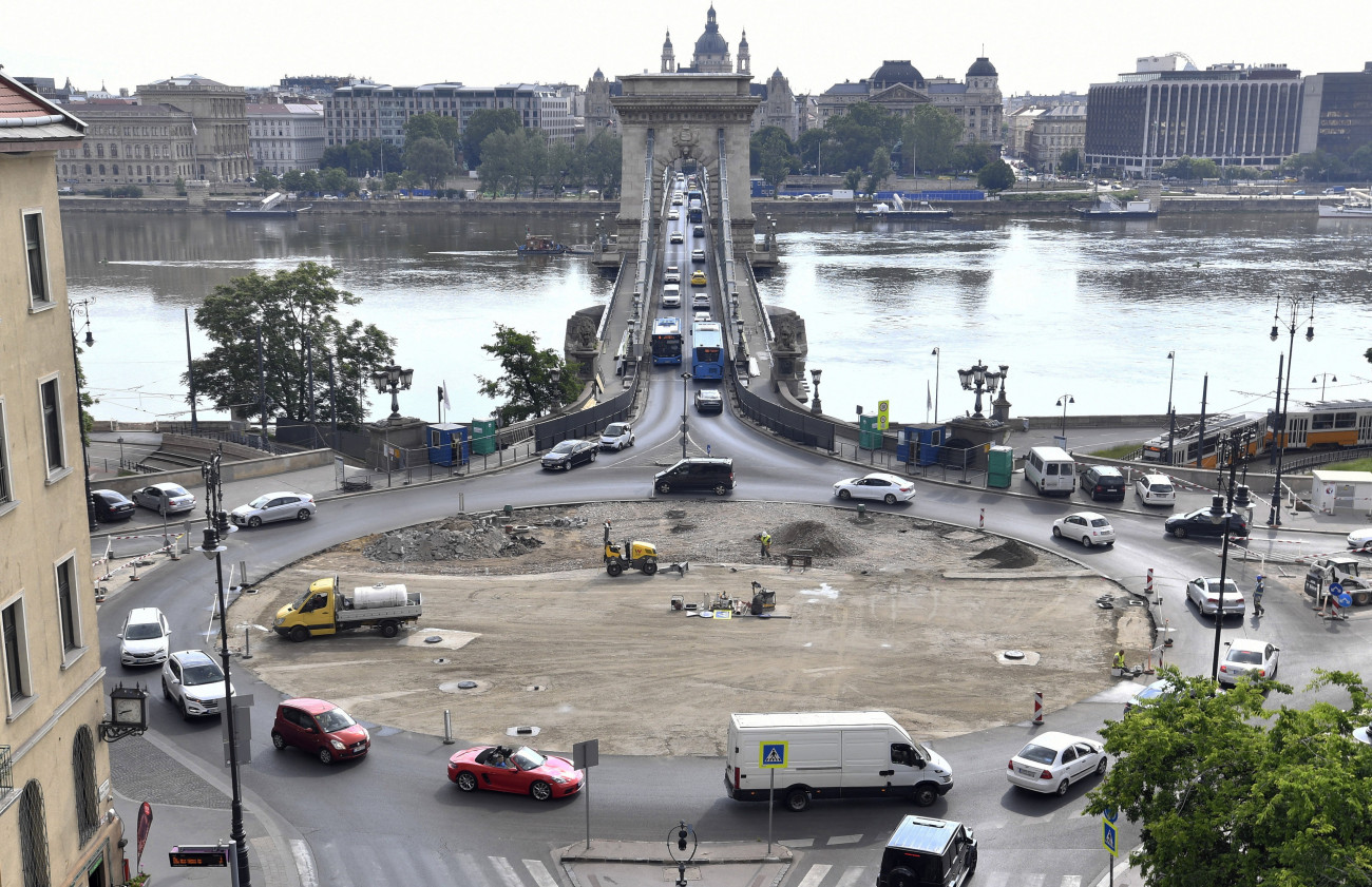 Budapest, 2021. június 7.
A Lánchíd-felújításhoz kapcsolódóan folyik a Clark Ádám tér átépítése, az új, szélesebb körforgalmi út kialakítása 2021. június 7-én.
MTI/Máthé Zoltán