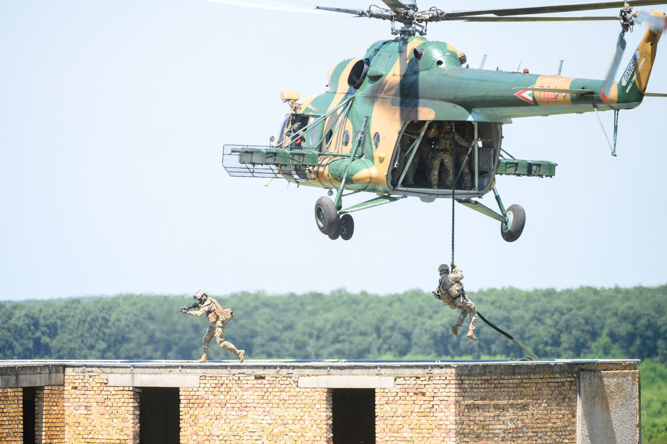 Újdörögd, 2021. június 15.
Katonák kötélen ereszkednek le egy Mi-17 típusú harci helikopterből a Black Swan 2021 nemzetközi gyakorlaton, a Magyar Honvédség Bakony Harckiképző Központ újdörögdi lő- és gyakorlóterén 2021. június 15-én.
MTI/Vasvári Tamás
